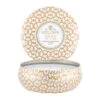 Voluspa Maison Blanc 3-wick Tin Geurkaars 40 Uur 2 Voluspa Maison Blanc 3-wick Tin Geurkaars 40 Uur -Woondecoratie Winkel 505879 01 1 ProductImageMain 99e83c982a