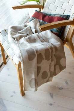 Dots Deken 140x180 Cm 13 Dots Deken 140x180 Cm -Woondecoratie Winkel 506965 01 16 EnvironmentImage b7d9d59844