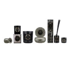 Voluspa Maison Noir Luxe Geurkaars 80 Uur 13 Voluspa Maison Noir Luxe Geurkaars 80 Uur -Woondecoratie Winkel 509680 01 8 ProductImageExtra fc3edae50e