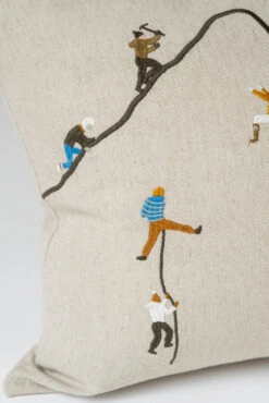 Mountain Climbers Kussenhoes 48x48 Cm -Woondecoratie Winkel 510732 01 4 EnvironmentImage 18eba6c42e